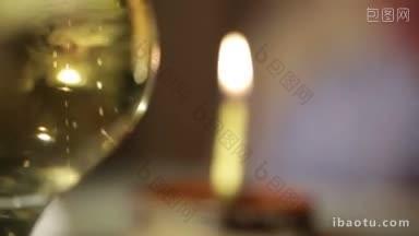 一杯香槟和蜡烛在提拉米苏蛋糕节日背景